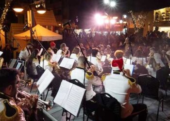 Τα γιορτινά της φόρεσε χθες βράδυ η πόλη της Λεμεσού