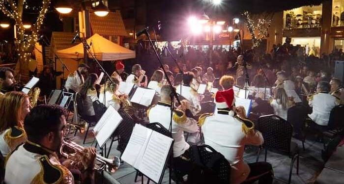 Τα γιορτινά της φόρεσε χθες βράδυ η πόλη της Λεμεσού