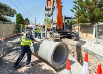 Εργασίες σε νέες οδούς ανακοινώνει το Συμβούλιο Αποχετεύσεων Λεμεσού – Αμαθούντας, για το μεγάλο αντιπλημμυρικό έργο της Λεμεσού. Συγκεκριμένα, από τη Δευτέρα 5 Δεκεμβρίου, θα εκτελούνται εργασίες στην οδό Ναυαρίνου, από τη συμβολή της με την οδό Ειρήνης μέχρι την οδό Ελλάδος. Οι εργασίες αναμένεται να διαρκέσουν μέχρι την Παρασκευή 3 Φεβρουαρίου 2023. Κατά τη διάρκεια των εργασιών, το τμήμα του εν λόγω δρόμου θα είναι κλειστό για την τροχαία κίνηση και καλείται το κοινό όπως είναι προσεκτικό και συμμορφώνεται με την προσωρινή οδική σήμανση.