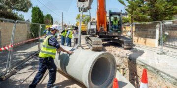 Εργασίες σε νέες οδούς ανακοινώνει το Συμβούλιο Αποχετεύσεων Λεμεσού – Αμαθούντας, για το μεγάλο αντιπλημμυρικό έργο της Λεμεσού. Συγκεκριμένα, από τη Δευτέρα 5 Δεκεμβρίου, θα εκτελούνται εργασίες στην οδό Ναυαρίνου, από τη συμβολή της με την οδό Ειρήνης μέχρι την οδό Ελλάδος. Οι εργασίες αναμένεται να διαρκέσουν μέχρι την Παρασκευή 3 Φεβρουαρίου 2023. Κατά τη διάρκεια των εργασιών, το τμήμα του εν λόγω δρόμου θα είναι κλειστό για την τροχαία κίνηση και καλείται το κοινό όπως είναι προσεκτικό και συμμορφώνεται με την προσωρινή οδική σήμανση.