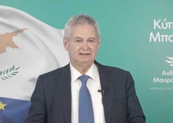 Βιογραφικό Χαράλαμπου Προύντζου Ο Χαράλαμπος Προύντζος γεννήθηκε το 1978 στη Λευκωσία. Κατάγεται από τα κατεχόμενα χωριά Γερόλακκο και Ακανθού. Αποφοίτησε με τον τίτλο LLB (Hons) από το University of Bristol το 2001 και έλαβε τον τίτλο του Barrister-at-Law από το Inns of Courts School of Law του Λονδίνου. Κατέχει επίσης Diploma in Professional Legal Skills από το Πανεπιστήμιο City του Λονδίνου. Είναι Μέλος του Gray’s Inn και του Παγκύπριου Δικηγορικού Συλλόγου. Είναι Μέλος του Διοικητικού Συμβουλίου του Cyprus Investment Funds Association και υπήρξε σύμβουλος μεγάλου αριθμού ξένων και εγχώριων επενδυτικών ταμείων. Είναι ιδρυτής και διευθύνων συνέταιρος του δικηγορικού γραφείου Προύντζος & Προύντζος Δ.Ε.Π.Ε. το οποίο διευθύνει από το 2010. Είναι συνέταιρος και προϊστάμενος των νομικών υπηρεσιών του λογιστικού και συμβουλευτικού οίκου ΕΥ για την περιφέρεια Κεντρικής, Ανατολικής και Νοτιοανατολικής Ευρώπης και Κεντρικής Ασίας. Διαθέτει μεγάλη εμπειρία σε ζητήματα που αφορούν την ενέργεια, τόσο στις ΑΠΕ όσο και στα ζητήματα φυσικού αερίου. Συμμετείχε στις εργασίες της Βουλής για την εναρμόνιση του Τρίτου Ενεργειακού Πακέτου της ΕΕ στην εγχώρια νομοθεσία και στις διεργασίες για την απελευθέρωση της αγοράς ενέργειας. Υπηρέτησε ως σύμβουλος σε σημαντικά έργα ξένων επενδύσεων στην Κύπρο καθώς και σε έργα υποδομής. Επίσης, έχει χειριστεί επιτυχώς σημαντικές υποθέσεις στα Δικαστήρια της Κυπριακής Δημοκρατίας όπως Συνταγματικά και εργατικά ζητήματα, συμπεριλαμβανομένων των πρώτων αποφάσεων για τους εργοδοτούμενους αορίστου χρόνου. Περαιτέρω χειρίστηκε κάποιες από τις μεγαλύτερες υποθέσεις για ζητήματα δημοσίων συμβάσεων ενώπιον της Αναθεωρητικής Αρχής Προσφορών και των δικαστηρίων. Συμμετείχε σε αριθμό συμβουλευτικών μεταρρυθμιστικών έργων της Κυπριακής Δημοκρατίας, του Υπουργείου Οικονομικών, του Υπουργείου Εργασίας και Κοινωνικών Ασφαλίσεων και της Διεύθυνσης Μεταρρυθμίσεων της ΕΕ. Εξελέγη το 2018 ως πρώτος Πρόεδρος του Συμβουλίου του Ανοικτού Πανεπιστημίου Κύπρου με την αυτονόμηση του ιδρύματος. Προηγουμένως υπηρέτησε ως Αντιπρόεδρος Διοίκησης και Οικονομικών και ως Πρόεδρος της Επιτροπής Εσωτερικού Ελέγχου του Ανοικτού Πανεπιστημίου. Υπηρέτησε επίσης ως Μέλος του Διοικητικού Συμβουλίου του Κέντρου Έρευνας και Καινοτομίας CYENS. Συμμετείχε ως μέλος της Ομάδας Εργασίας για τη Διακυβέρνηση και την Κατανομή Εξουσιών στην τελευταία διαπραγματευτική διαδικασία για την επίλυση του Κυπριακού. Είναι ενεργός πολίτης με πλούσια κοινωνική και πολιτιστική δράση, πολλές δημόσιες παρεμβάσεις και αρθρογραφία σε έντυπα και ηλεκτρονικά ΜΜΕ. Είναι νυμφευμένος με τη δημοσιογράφο Γωγώ Αλεξανδρινού με την οποία απέκτησαν δυο παιδιά.