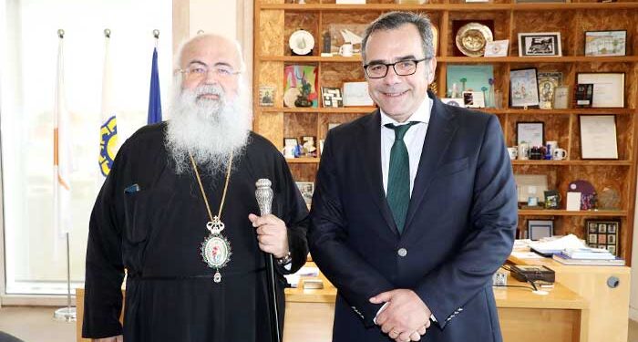 Ο Αρχιεπίσκοπος Κύπρου Γεώργιος στο Δημαρχείο Λευκωσίας