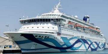 Το Crown Iris χωρητικότητας 2000 επιβατών στο Λιμάνι Λάρνακας