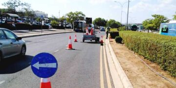 Εργασίες συντήρησης πρασίνου σε νησίδες και πεζοδρόμια στο Στρόβολο