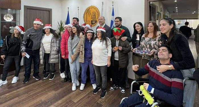 «Πλημμύρισε» με το πνεύμα των Χριστουγέννων το Δημαρχείο Λάρνακας