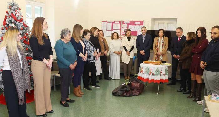 Η κυρία Φωτεινή Παπαδοπούλου έκοψε τη βασιλόπιτα στο Πολυδύναμο Δημοτικό Κέντρο Λευκωσίας