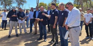 Ευρωπαϊκά ειδησεογραφικά πρακτορεία στην παραλία Αγίας Τριάδας - Η πρώτη παραλία χωρίς πλαστικό