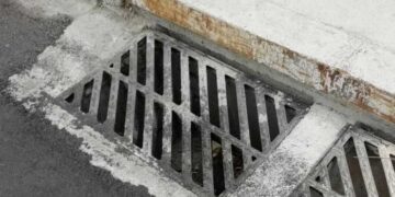 Καθαρισμός υπογείου φρεατίου σε αστικό περιβάλλον