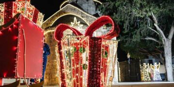 Ο Δήμος Παραλιμνίου – Δερύνειας παρουσιάζει φέτος έναν από τους πιο εντυπωσιακούς και ατμοσφαιρικούς χριστουγεννιάτικους στολισμούς στην Κύπρο