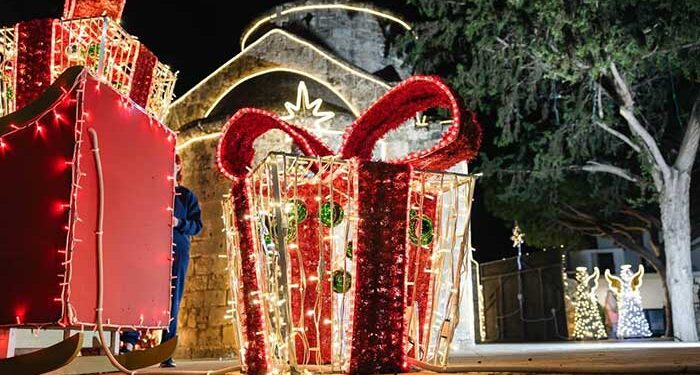 Ο Δήμος Παραλιμνίου – Δερύνειας παρουσιάζει φέτος έναν από τους πιο εντυπωσιακούς και ατμοσφαιρικούς χριστουγεννιάτικους στολισμούς στην Κύπρο