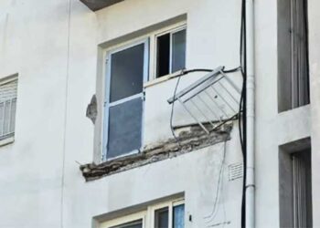 Έντονη ανησυχία προκάλεσε η κατάρρευση δύο μπαλκονιών σε επταώροφη πολυκατοικία στην περιοχή Καψάλου στη Λεμεσό