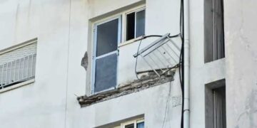 Έντονη ανησυχία προκάλεσε η κατάρρευση δύο μπαλκονιών σε επταώροφη πολυκατοικία στην περιοχή Καψάλου στη Λεμεσό